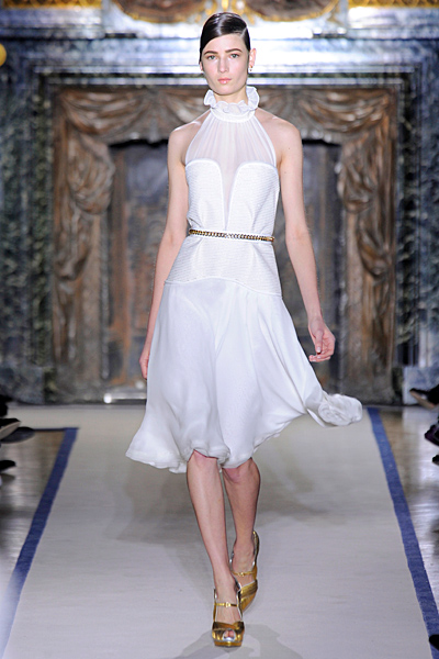 Бяла ефирна рокля по врата с голи рамене разкроена до коляно Есен-Зима 2011 Yves Saint Laurent