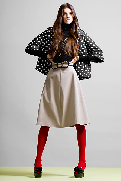Пола висока талия, риза и палто на точки Предесенна колекция Cheap and Chic от Moschino 2011