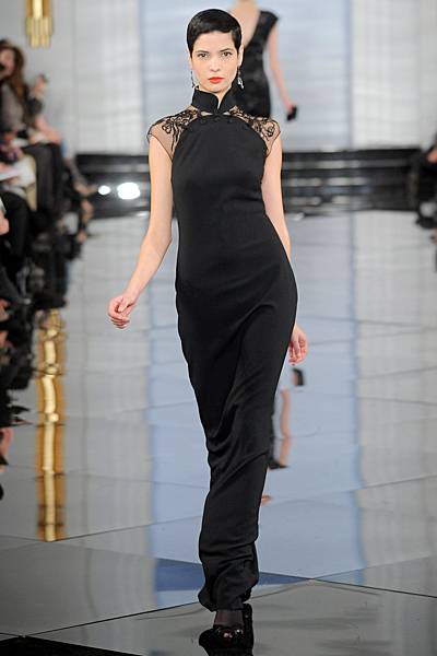 Дълга черна рокля с висока яка и дантела по раменете Есен-Зима 2011 Ralph Lauren