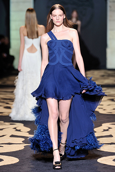 Синя вечерна рокля с асиметрична дължина Есен-Зима 2011 Versace