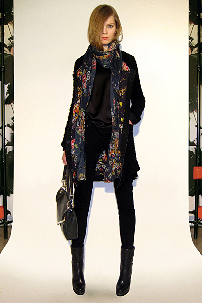 Дълго палто с флорален шал Предесенна колекция Dolce and Gabbana 2011
