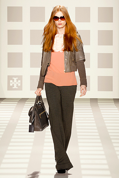 Кафяв широк панталон, розов пуловер и късо кожено яке Tory Burch Есен-Зима 2011