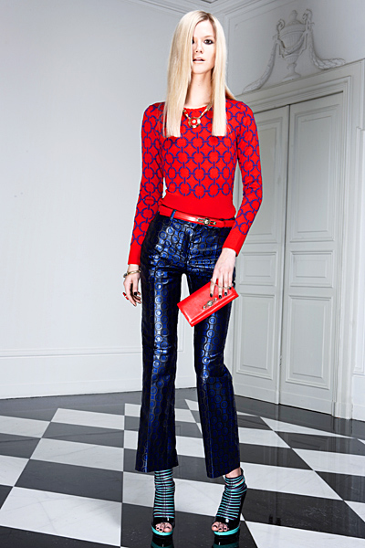Панталон 7/8 с червен пуловер Предесенна колекция Versace 2011