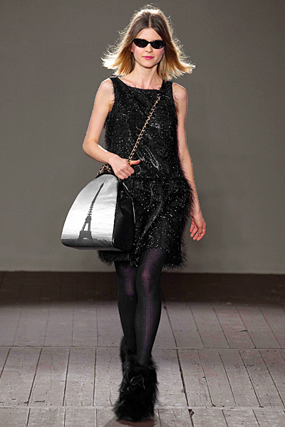 Черна рокля с блестящи елементи Cheap and Chic Есен-Зима от Moschino 2011