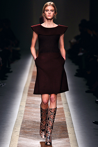 Изчистена рокля в тъмно кафяво без ръкави Есен-Зима 2011 Valentino