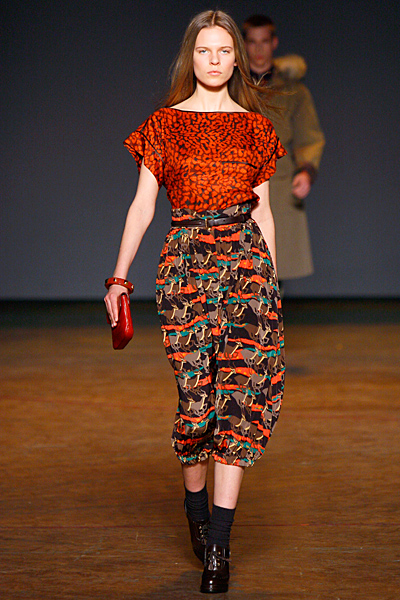 Панталон с висока талия с антилопи и блуза с равно деколте в оранжево Marc от Marc Jacobs Есен-Зима 2011