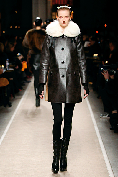 Черно кожено палто с пухена бяла яка Есен-Зима 2011 Loewe