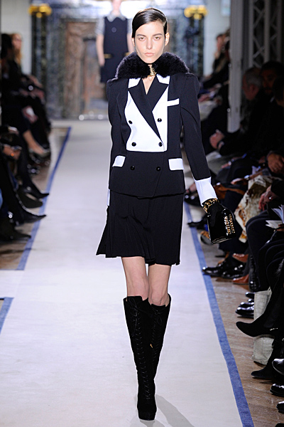 Черна лека пола със сако в бяло и черно с кожена яка Есен-Зима 2011 Yves Saint Laurent