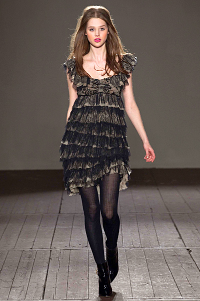 Ефектна коктейлна рокля в кафяво и черно Cheap and Chic Есен-Зима от Moschino 2011