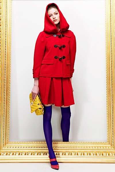 Червена пола и палто с качулка Предесенна колекция Moschino 2011