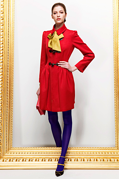 Ярко червено вталено палто Предесенна колекция Moschino 2011