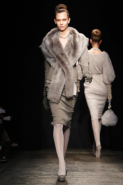 Пола и късо палто с кожа Есен-Зима 2011 от Donna Karan