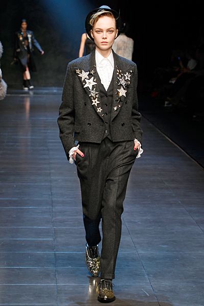 Костюм с панталон със звезди по ревера Есен-Зима 2011 Dolce and Gabbana