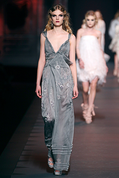 Дълга рокля с остро деколте и бродерии Dior Есен-Зима 2011