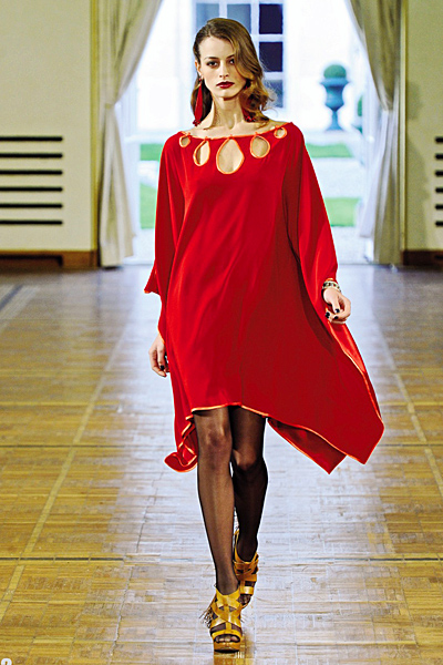 Червена рокля правоъгълник Есен-Зима 2011 Alexis Mabille
