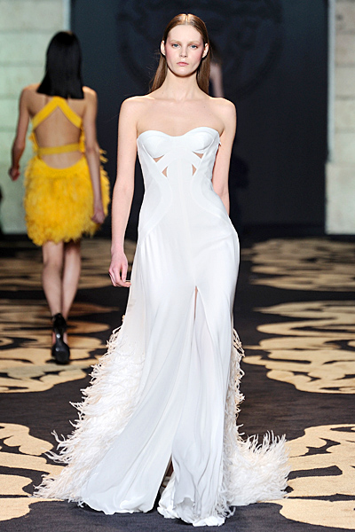 Официална бяла рокля без презрамки Есен-Зима 2011 Versace