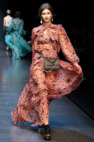 Розова ефирна рокля със звезди  Есен-Зима 2011 Dolce and Gabbana
