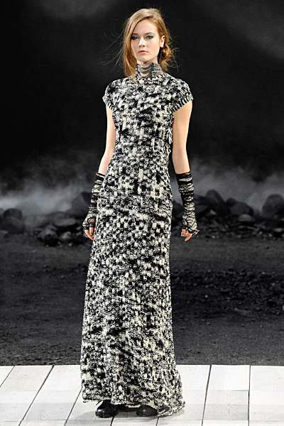 Дълга рокля с висока яка бяло, сиво и черно Есен-Зима 2011 Chanel