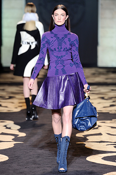 Разкроена пола и пуловер виолетов цвят Есен-Зима 2011 Versace