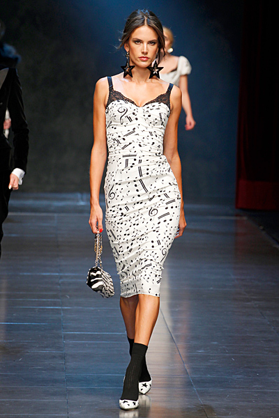Бяла рокля с геометрични рисунки с презрамки дантела Есен-Зима 2011 Dolce and Gabbana