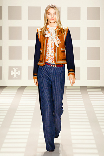 Син прав панталон на райе, лека риза с шарки и сако два цвята Tory Burch Есен-Зима 2011