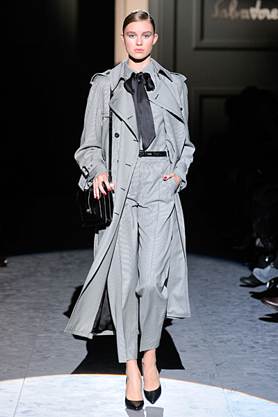 Панталон с ръб, сива риза с панделка и сиво палто Есен-Зима 2011 Salvatore Ferragamo