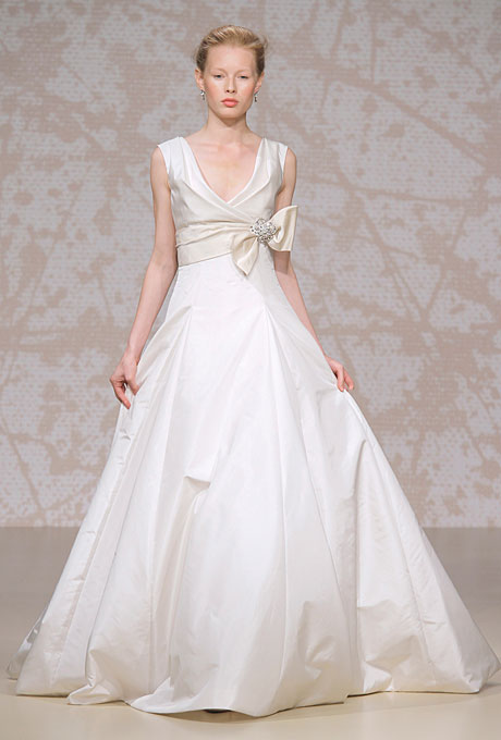 Сватбена рокля разкроена с панделка високо Jenny Packham Есен 2011