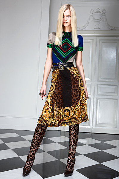 Пола висока талия, топ с къс ръкав и леопардови ботуши Предесенна колекция Versace 2011