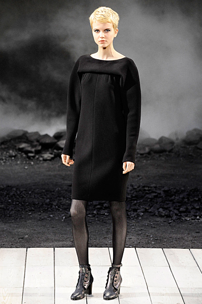Черна рокля семпла права Есен-Зима 2011 Chanel