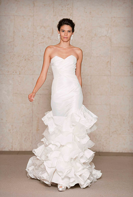 Сватбена рокля модел русалка с изчистен дизайн  Oscar de la Renta Есен 2011