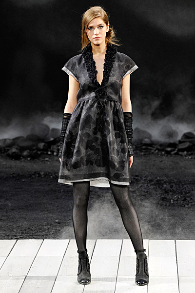Рокля над коляното в сиво с дълбоко, но дискретно деколте Есен-Зима 2011 Chanel