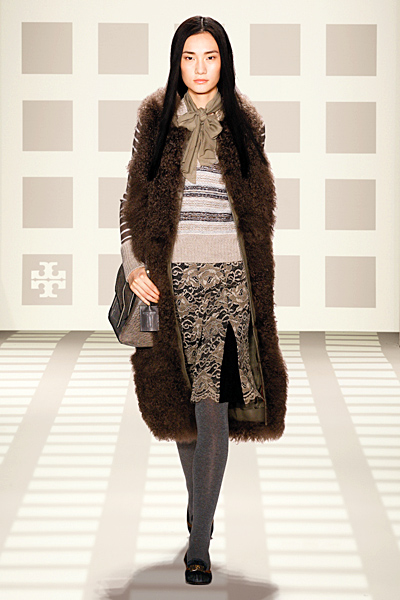 Права пола с шарки и цепка, пуловер на райе и пухено палто до коляно Tory Burch Есен-Зима 2011