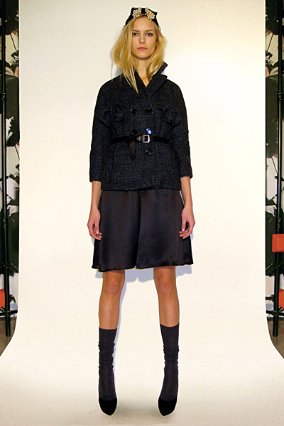 Пола сатен и късо палто с колан Предесенна колекция Dolce and Gabbana 2011