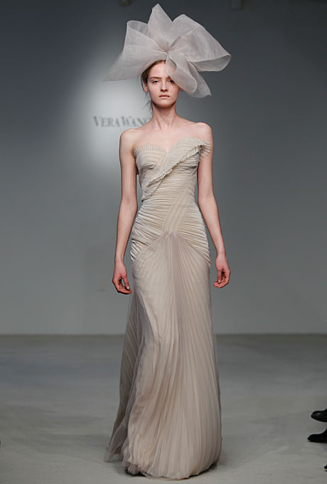 Прибрана сватбена рокля от релефна тъкан Vera Wang Пролет-Лято 2012