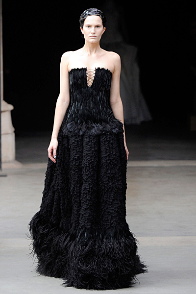 Дълга черна рокля Alexander McQueen Есен-Зима 2011