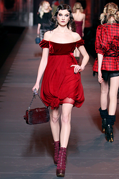 Ярко червена рокля с право деколте Dior Есен-Зима 2011