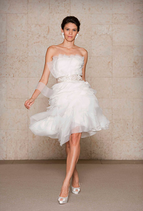 Къса сватбена рокля напластени ефирни пластове  Oscar de la Renta Есен 2011