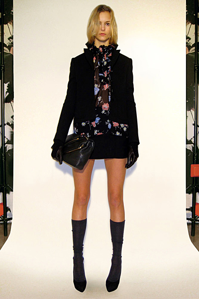 Къса пола, флорална риза и сако Предесенна колекция Dolce and Gabbana 2011