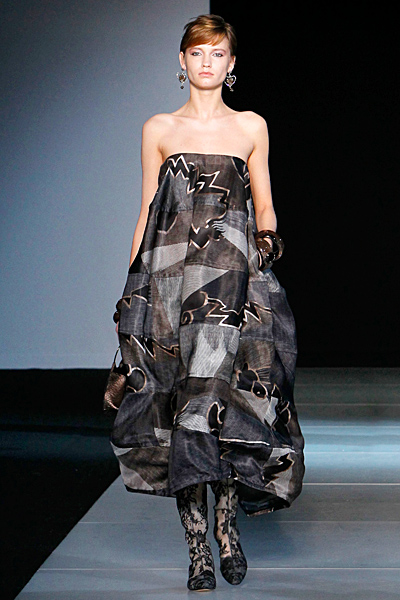 Разкроена рокля без презрамки Есен-Зима 2011 Giorgio Armani
