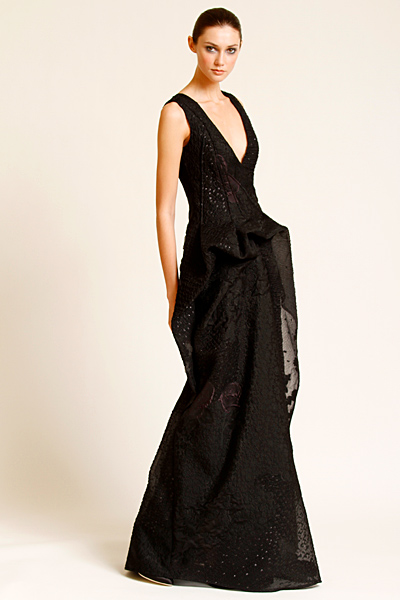 Черна дълга рокля с дълбоко деколте Предесенна колекция Carolina Herrera 2011
