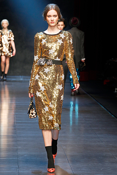 Златиста блестяща рокля Есен-Зима 2011 Dolce and Gabbana