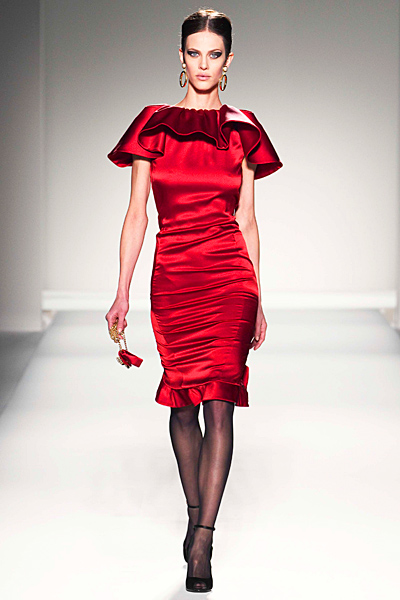 Вталена червена рокля сатен Есен-Зима 2011 Moschino