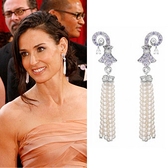 Деми Мур също на Оскарите 2010 с обеци с висящ пискюл от диаманти и перли от Van Cleef 