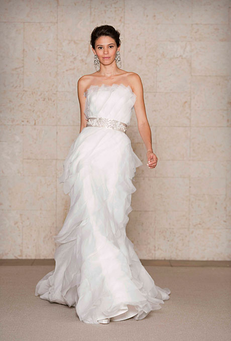 Сватбена рокля силует русалка с пластове ефирна материя  Oscar de la Renta Есен 2011