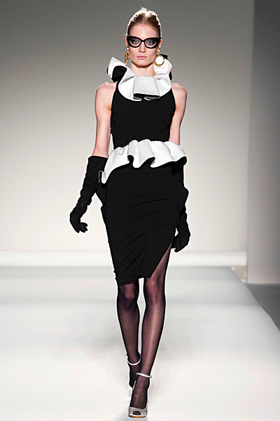 Срога черна рокля с бели волани за декорация Есен-Зима 2011 Moschino