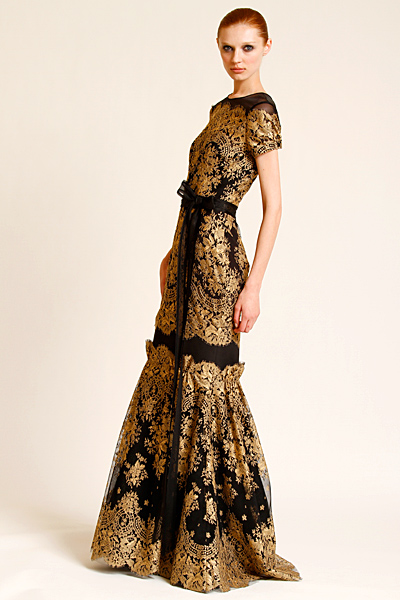 Черна рокля с бродирана дантела в златисто Предесенна колекция Carolina Herrera 2011