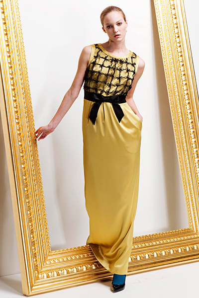Дълга сатенена рокля в златисто Предесенна колекция Moschino 2011