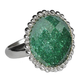 Визията на Марион може да постигнете и със сребърен пръстен с красив зелен камък