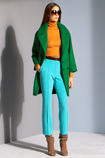 Слим фит панталон в синьо, жълто поло и тревисто зелено палто Предесенна колекция на Diane von Furstenberg 2011
