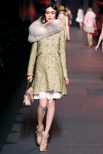 Вталено палто с бродерии и кожена яка Dior Есен-Зима 2011